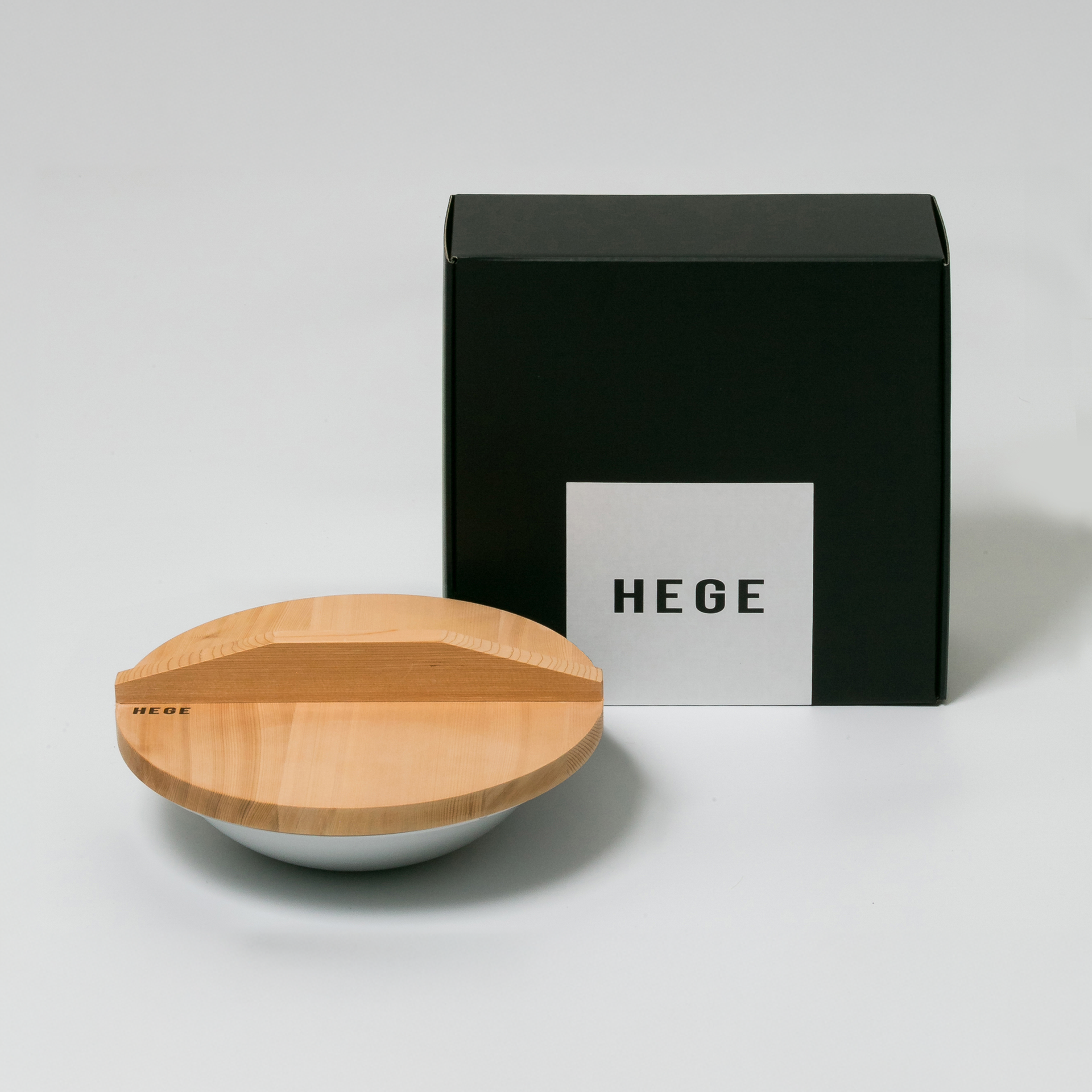 【新品未使用品】HEGE（ヘゲ）φ250直火鍋 シルバー Amazon | HEGE（ヘゲ）φ250直火鍋 シルバー 25cm【直火可能な